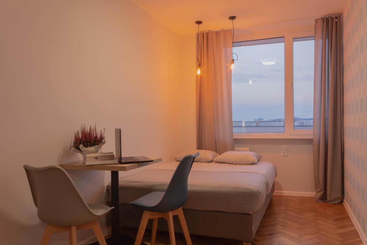 Initium Rooms - Pokoje Na Wynajem - Obroncow Wybrzeza 4D กดัญสก์ ภายนอก รูปภาพ